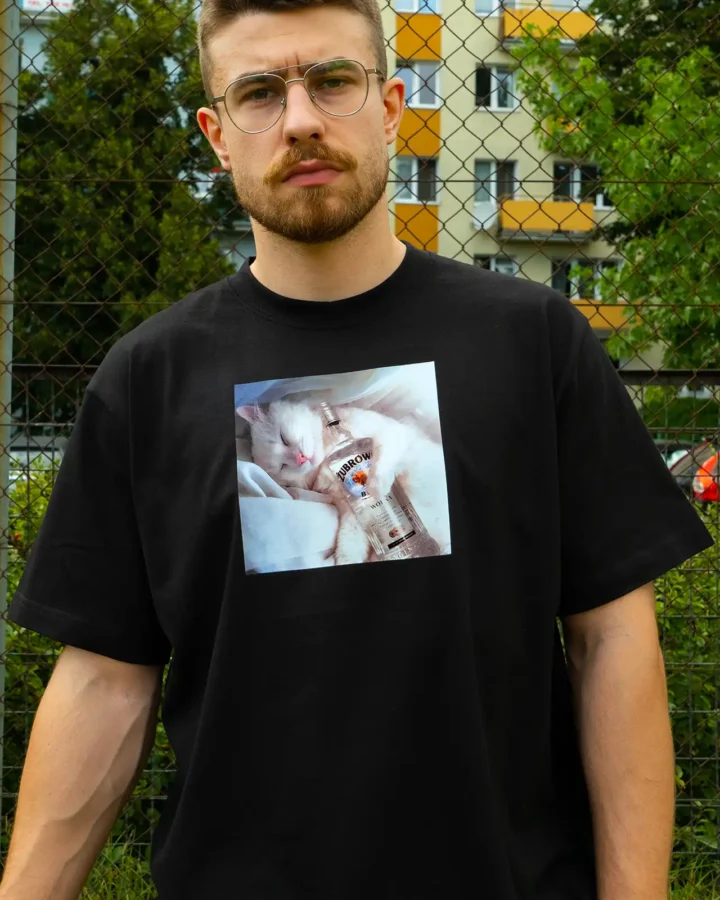 Koszulka Kot Krzysiu z wódką oversize czarna Koszulka Kot Krzysiu z wódką oversize czarna
